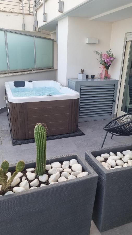 Penthouse 40 In Trastevere With Seasonally Jacuzzi Rom Exteriör bild