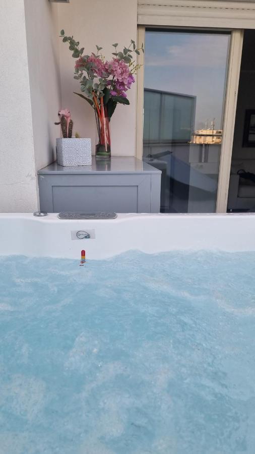 Penthouse 40 In Trastevere With Seasonally Jacuzzi Rom Exteriör bild