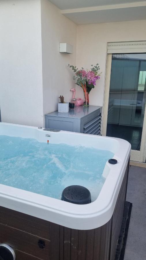 Penthouse 40 In Trastevere With Seasonally Jacuzzi Rom Exteriör bild